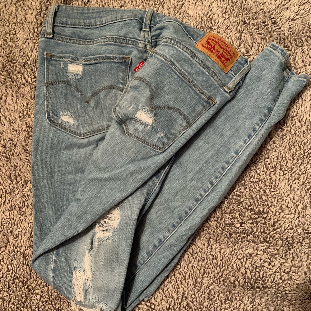 DISTRESSED LEVIS/size 26